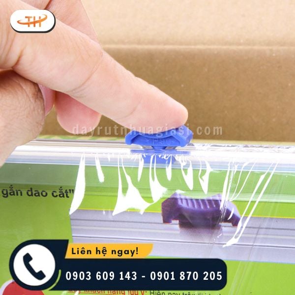 Màng bọc thực phẩm giúp bảo vệ thức ăn khỏi bụi bẩn côn trùng Màng bọc thực phẩm giúp bảo vệ thức ăn khỏi bụi bẩn côn trùng