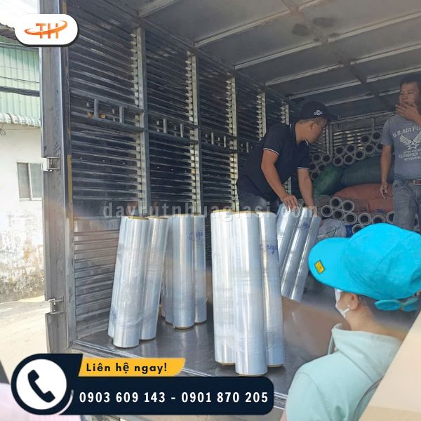 Màng PE được chất lên xe Màng PE được chất lên xe