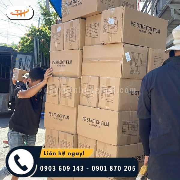 Màng PE được đóng gói thành từng thùng chắc chắn Màng PE được đóng gói thành từng thùng chắc chắn