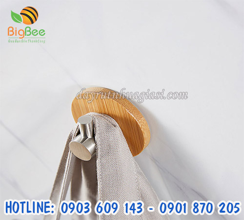 Treo vật dụng gia đình bằng móc dán tường bằng gỗ