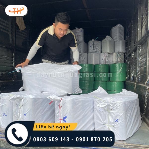 Mỗi bao băng keo được đóng gói chắc chắn và chất lên xe Mỗi bao băng keo được đóng gói chắc chắn và chất lên xe