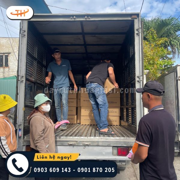 Nhân viên chất hàng lên xe chuẩn bị giao hàng Nhân viên chất hàng lên xe chuẩn bị giao hàng