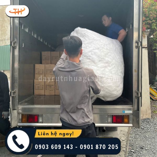 Nhân viên giao hàng chất hàng lên xe chuẩn bị đi giao Nhân viên giao hàng chất hàng lên xe chuẩn bị đi giao