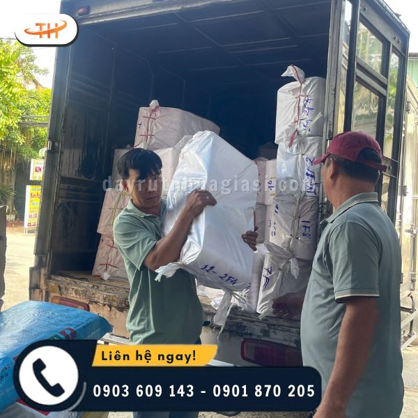 Nhân viên kiểm đếm và bốc xếp băng keo lên xe giao hàng Nhân viên kiểm đếm và bốc xếp băng keo lên xe giao hàng