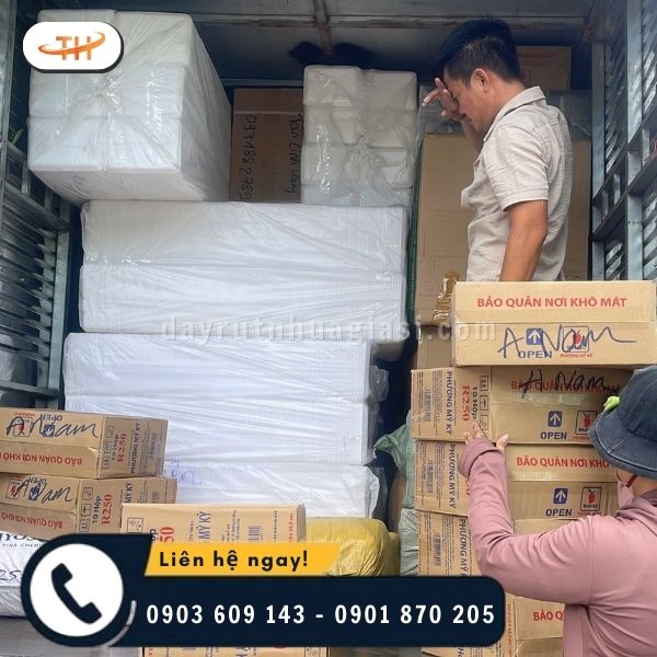 Nhân viên kiểm tra hàng kỹ lưỡng trước khi giao cho khách Nhân viên kiểm tra hàng kỹ lưỡng trước khi giao cho khách