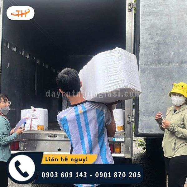 Nhân viên Thu Hồng khiên vác từng bao băng keo lên xe Nhân viên Thu Hồng khiên vác từng bao băng keo lên xe