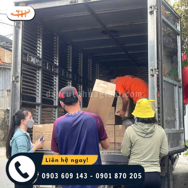 Nhân viên Thu Hồng kiểm kê và bốc xếp hàng lên xe Nhân viên Thu Hồng kiểm kê và bốc xếp hàng lên xe