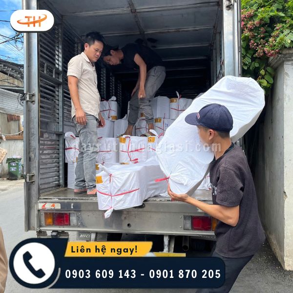 Nhân viên Thu Hồng tất bật vận chuyển hàng từ kho lên xe Nhân viên Thu Hồng tất bật vận chuyển hàng từ kho lên xe