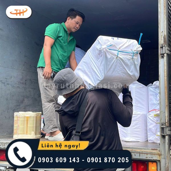 Nhân viên Thu Hồng vác từng bao băng keo lên xe tải Nhân viên Thu Hồng vác từng bao băng keo lên xe tải