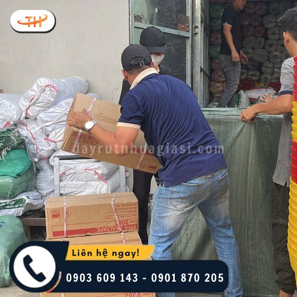 Nhân viên vận chuyển các thùng băng keo Nhân viên vận chuyển các thùng băng keo