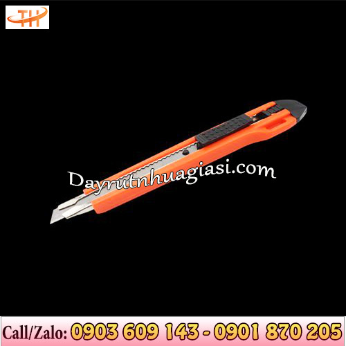 Dao rọc giấy với lưỡi dao sắt bén Dao rọc giấy với lưỡi dao sắt bén