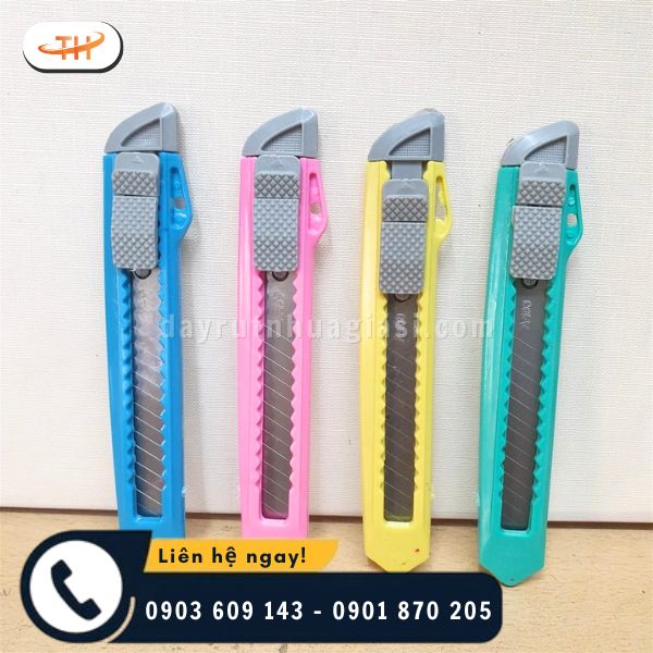 Thân dao nhẹ, dễ cầm, hạn chế trơn trượt Thân dao nhẹ, dễ cầm, hạn chế trơn trượt