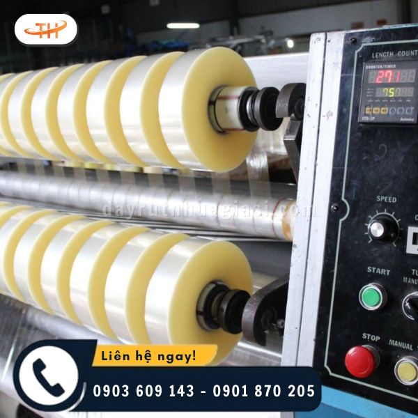 Thu Hồng hỗ trợ cắt băng keo size theo khách đặt Thu Hồng hỗ trợ cắt băng keo size theo khách đặt