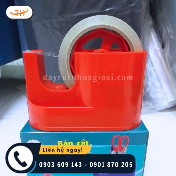 Việc sử dụng bàn cắt băng keo khác đơn giản Việc sử dụng bàn cắt băng keo khác đơn giản