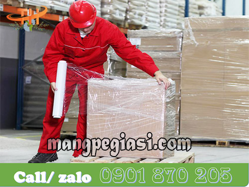 Sử dụng màng pe cuộn nhỏ quấn thùng carton hàng hóa