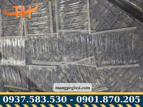 Dây nhựa gắn mác quần áo