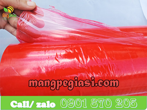 Cuộn màng PE quấn hàng màu đỏ