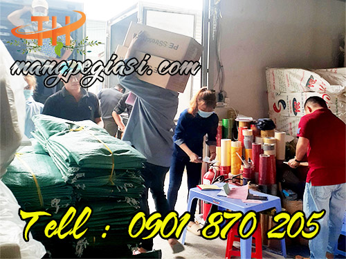 Nhân viên bốc vác màng pe ra xe giao cho khách hàng sỉ