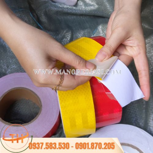Băng keo phản quang có độ bám dính tốt Băng keo phản quang có độ bám dính tốt