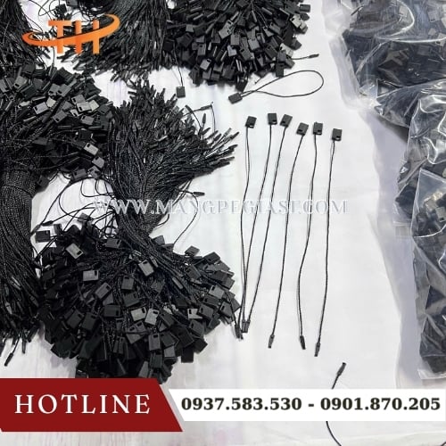 Đan xỏ nhựa đen treo nhãn đẹp gọn Đan xỏ nhựa đen treo nhãn đẹp gọn