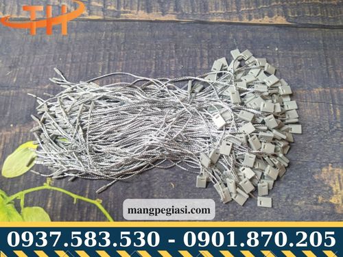 Dây nhựa gắn mác quần áo