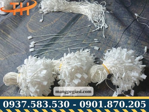 Dây nhựa gắn mác quần áo