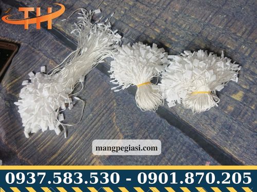Dây nhựa gắn mác quần áo