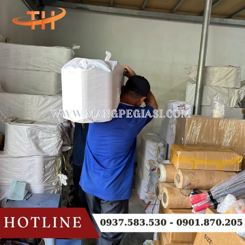 Đội ngũ nhân viên giao hàng lên đơn băng keo giao khách Đội ngũ nhân viên giao hàng lên đơn băng keo giao khách