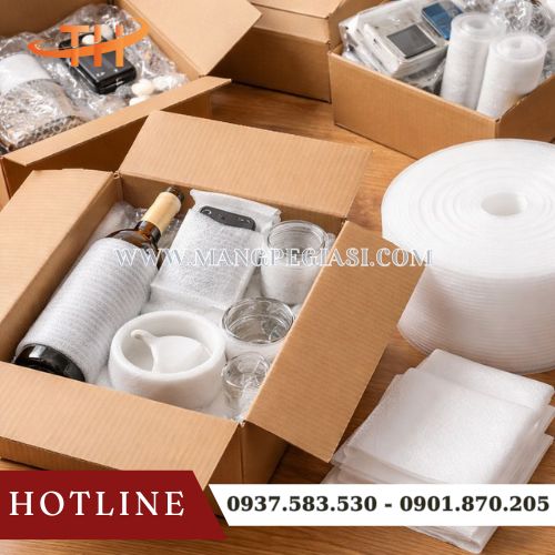 Dùng xốp Foam quấn bảo vệ hàng dễ vỡ Dùng xốp Foam quấn bảo vệ hàng dễ vỡ