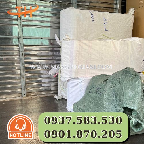 Giao băng keo 2 mặt trắng dán giấy cho khách Giao băng keo 2 mặt trắng dán giấy cho khách