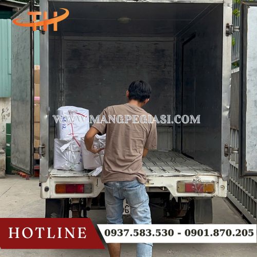 Giao băng keo in logo cho khách kinh doanh online Giao băng keo in logo cho khách kinh doanh online