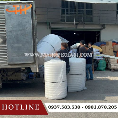 Hoạt động đi giao 10 cuộn xốp foam cho khách Hoạt động đi giao 10 cuộn xốp foam cho khách