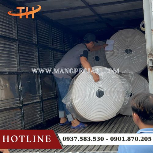Hoạt động giao 10 cuộn xốp tráng bạc 1 mặt keo cho khách tại Thu Hồng Hoạt động giao 10 cuộn xốp tráng bạc 1 mặt keo cho khách tại Thu Hồng