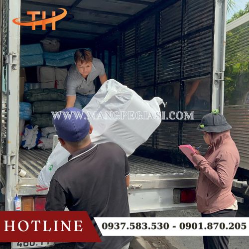 Hoạt động giao băng keo hàng dễ vỡ cho khách Hoạt động giao băng keo hàng dễ vỡ cho khách