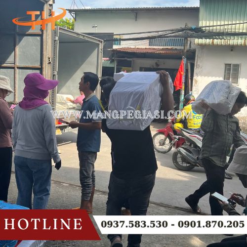 Hoạt động giao hàng diễn ra tấp nập mỗi ngày tại Thu Hồng Hoạt động giao hàng diễn ra tấp nập mỗi ngày tại Thu Hồng