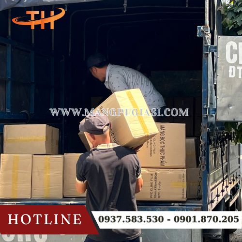 Hoạt động giao màng bọc thực phẩm cho khách Hoạt động giao màng bọc thực phẩm cho khách