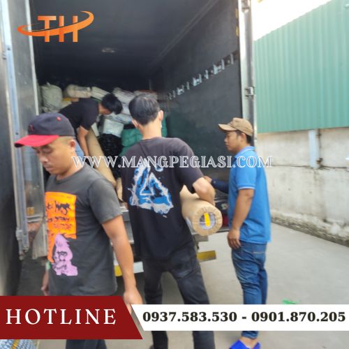 Hoạt động lên hàng và giao màng bảo vệ tận nơi cho khách Hoạt động lên hàng và giao màng bảo vệ tận nơi cho khách