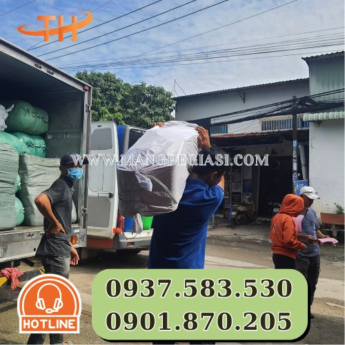 Hoạt động xuất kho băng keo dán thùng giao cho khách Hoạt động xuất kho băng keo dán thùng giao cho khách