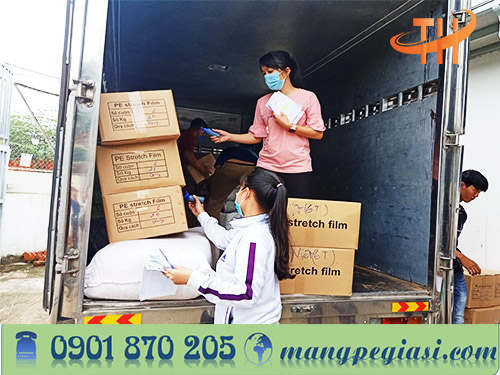 Nhân viên kho kiểm tra số lượng hàng trước khi giao cho khách hàng