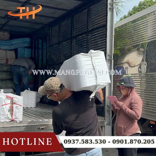 Lên đơn băng keo giao cho khách hằng ngày tại Thu Hồng Lên đơn băng keo giao cho khách hằng ngày tại Thu Hồng