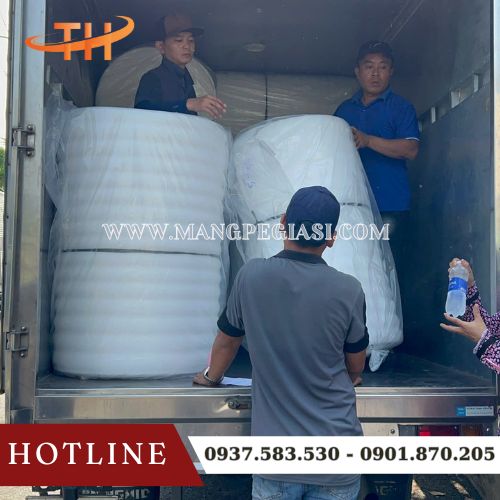 Lên hàng giao 10 cuộn xốp foam về Tân Bình Lên hàng giao 10 cuộn xốp foam về Tân Bình