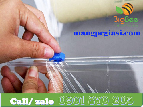 Cuộn màng bọc có dao cắt rất dễ thao tác bọc quấn thức ăn