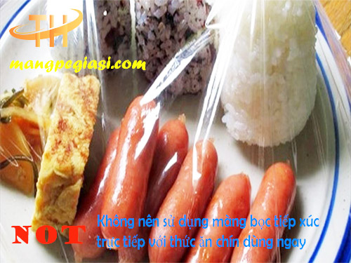 Không nên để màng bọc tiếp xúc trực tiếp thức ăn chín
