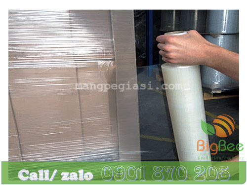 Sử dụng màng PE quấn để cố định kiện hàng