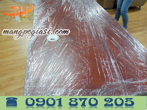 Sử dụng màng pe quấn bọc bàn ghế gỗ