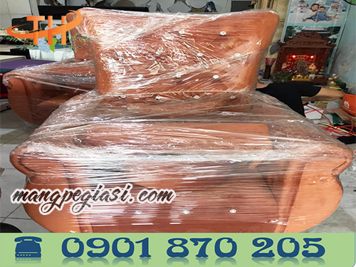 Sử dụng màng pe quấn sofa chống bụi, chống trầy xước