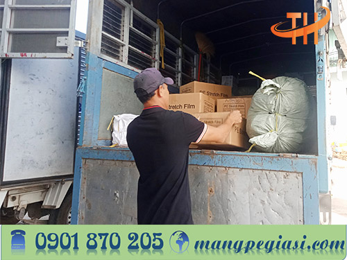 Nhân viên kho kiểm tra kỹ hàng hóa trước khi giao cho khách