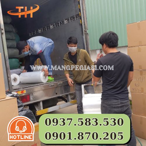 Nhân viên Thu Hồng lên hàng màng PE giao cho khách Nhân viên Thu Hồng lên hàng màng PE giao cho khách