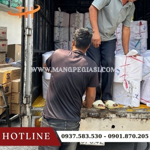 Xuất kho 100 cuộn băng keo phản quang giao sỉ cho khách Xuất kho 100 cuộn băng keo phản quang giao sỉ cho khách