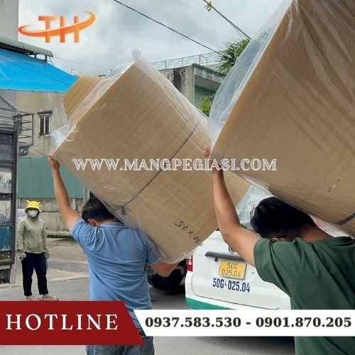 Xuất kho 15 cuộn xốp cách nhiệt có keo dán giao tận nơi Xuất kho 15 cuộn xốp cách nhiệt có keo dán giao tận nơi